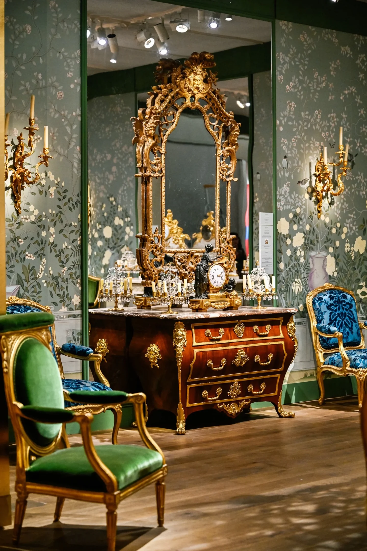 Chinoiseries — mobilier et objets d’art de la galerie Léage