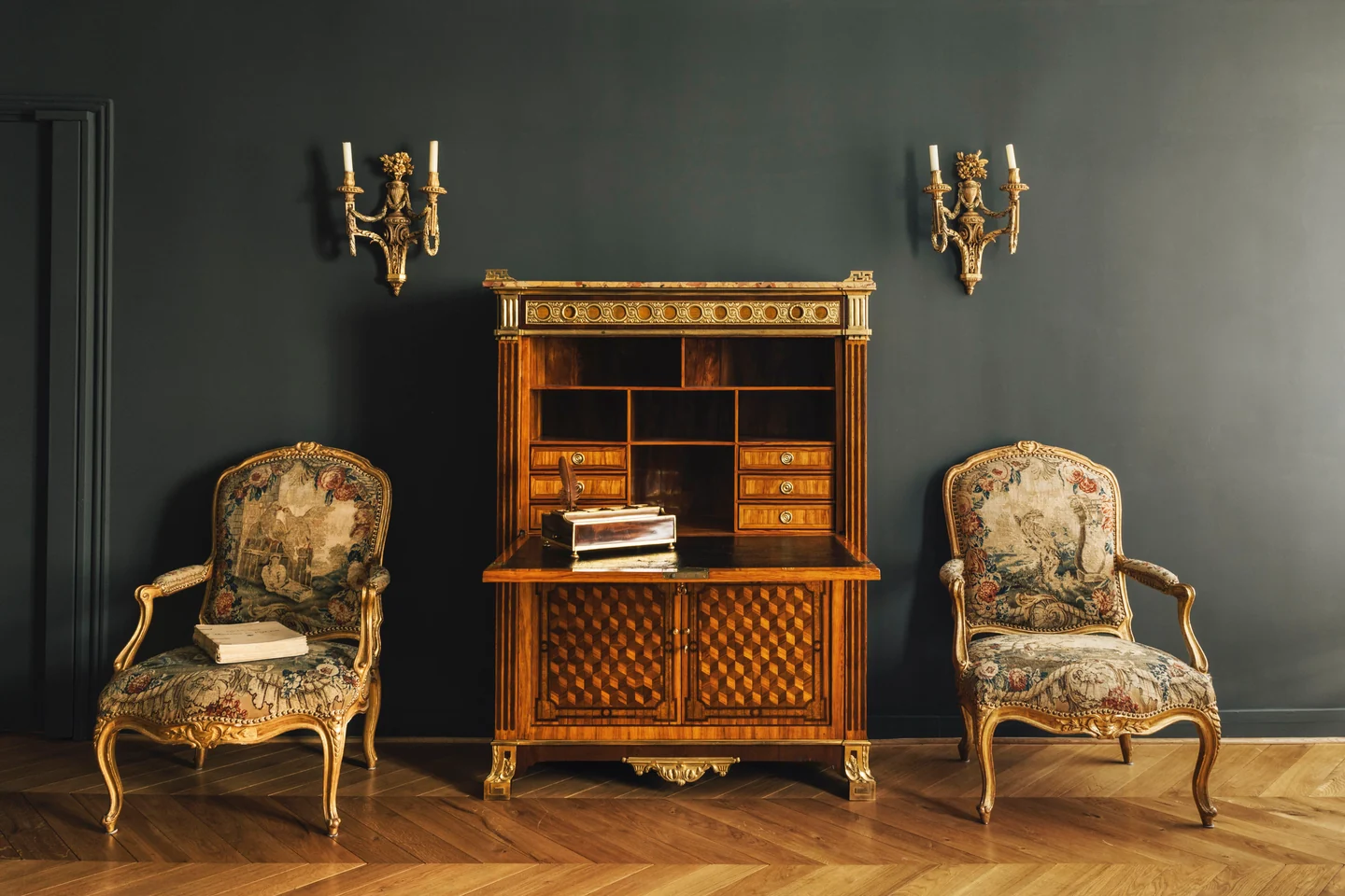 Époque Transition — mobilier et objets d’art de la galerie Léage