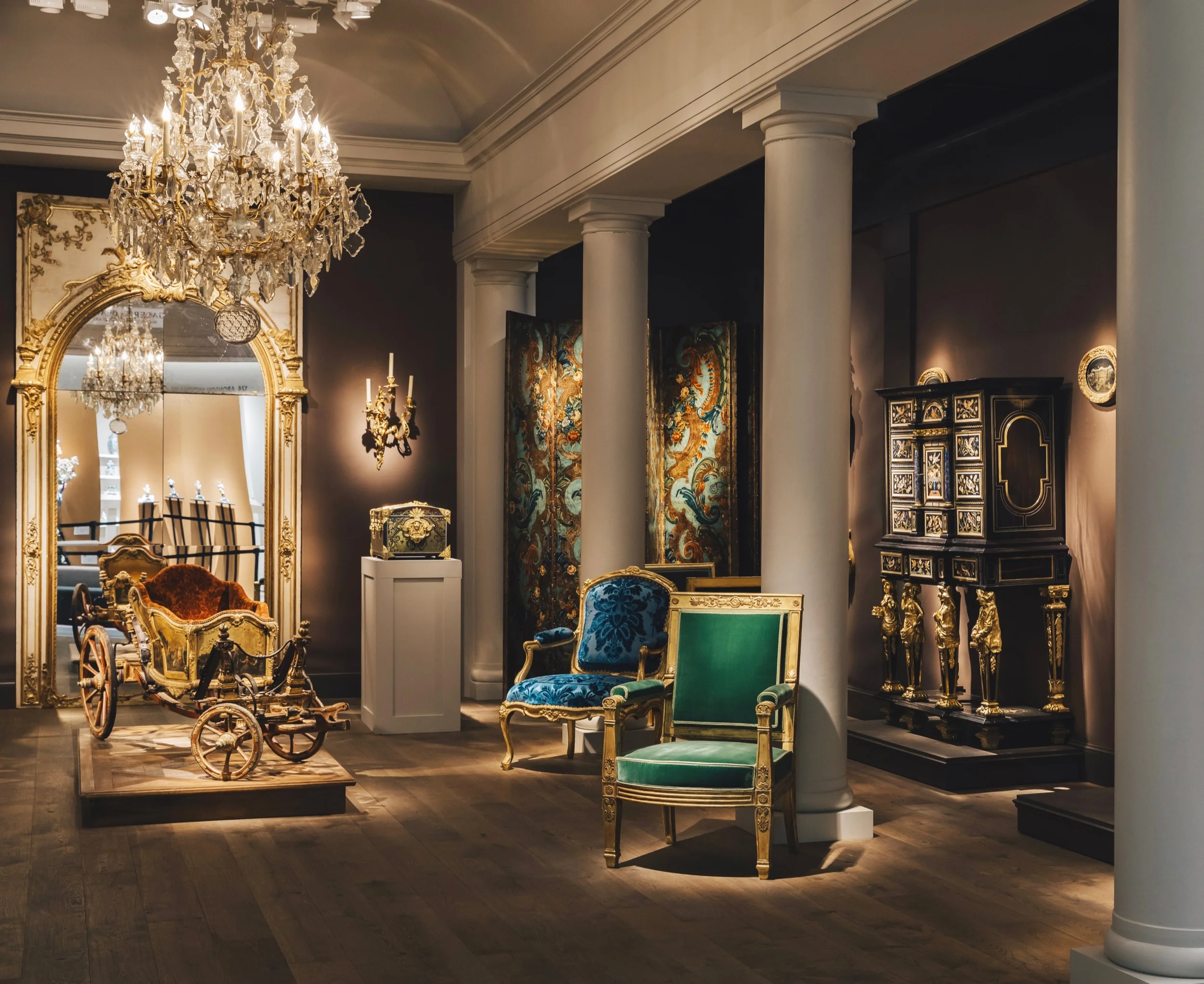 Mobilier et objets d’art présentés par la galerie Léage à Tefaf Maastricht en 2024
