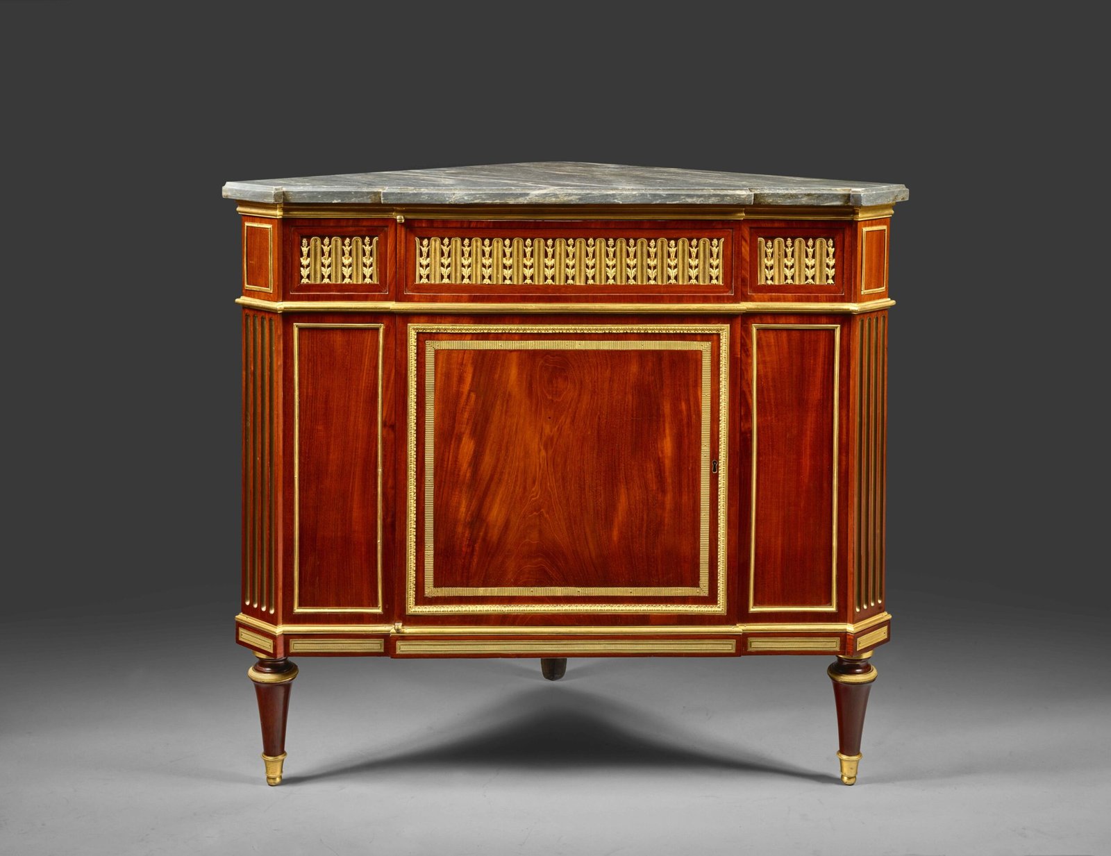 Une paire d’encoignures de Benneman