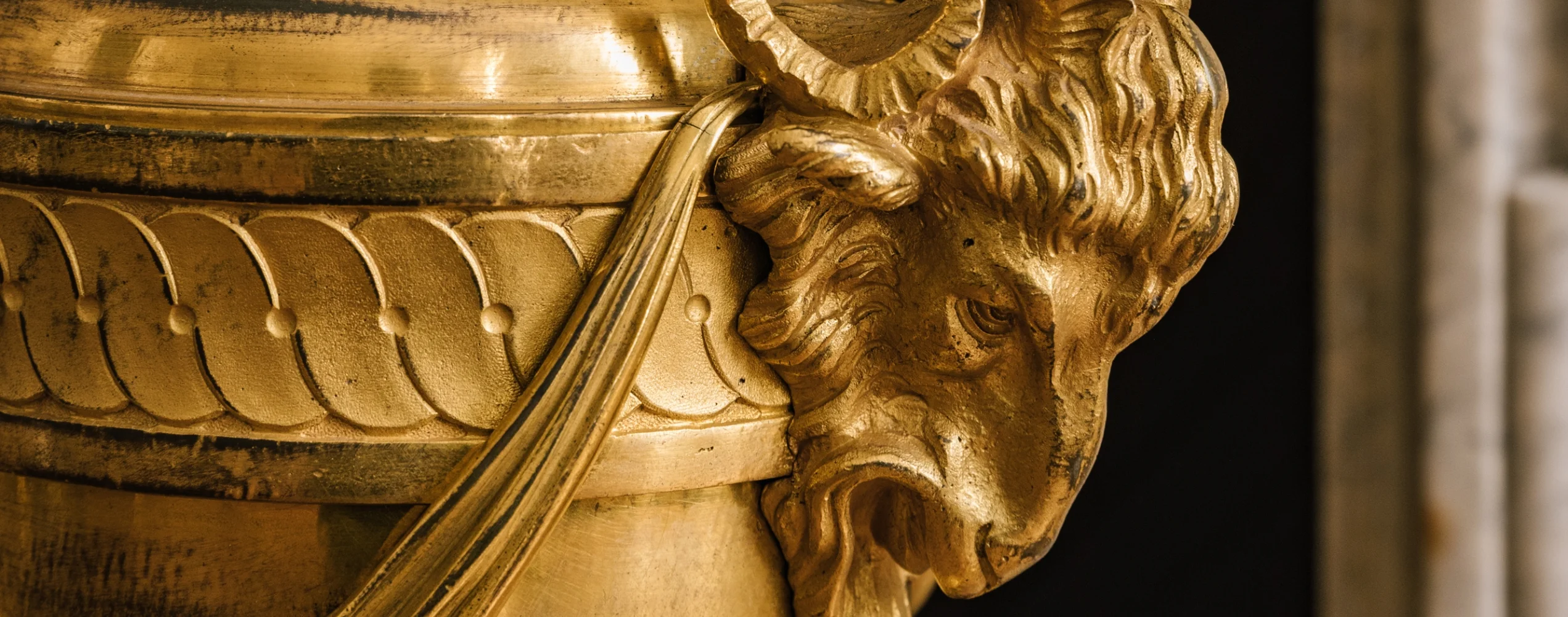 Détail chenet tête de bélier