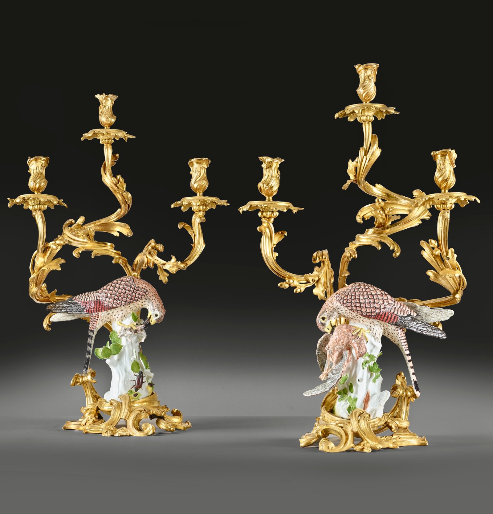 UNE PAIRE DE CANDÉLABRES AUX OISEAUX DE MEISSEN